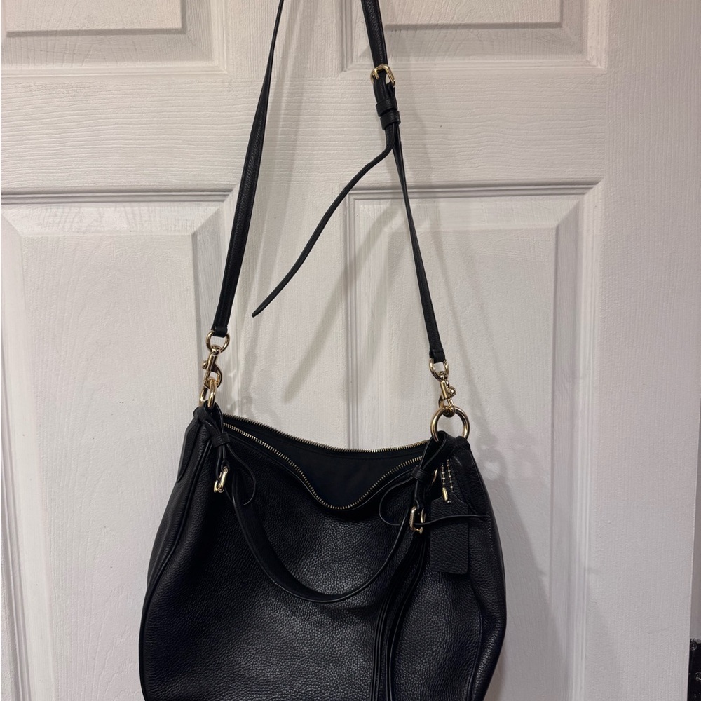 Elegant Black Leather Shoulder Bag - Picture 3 of 10
